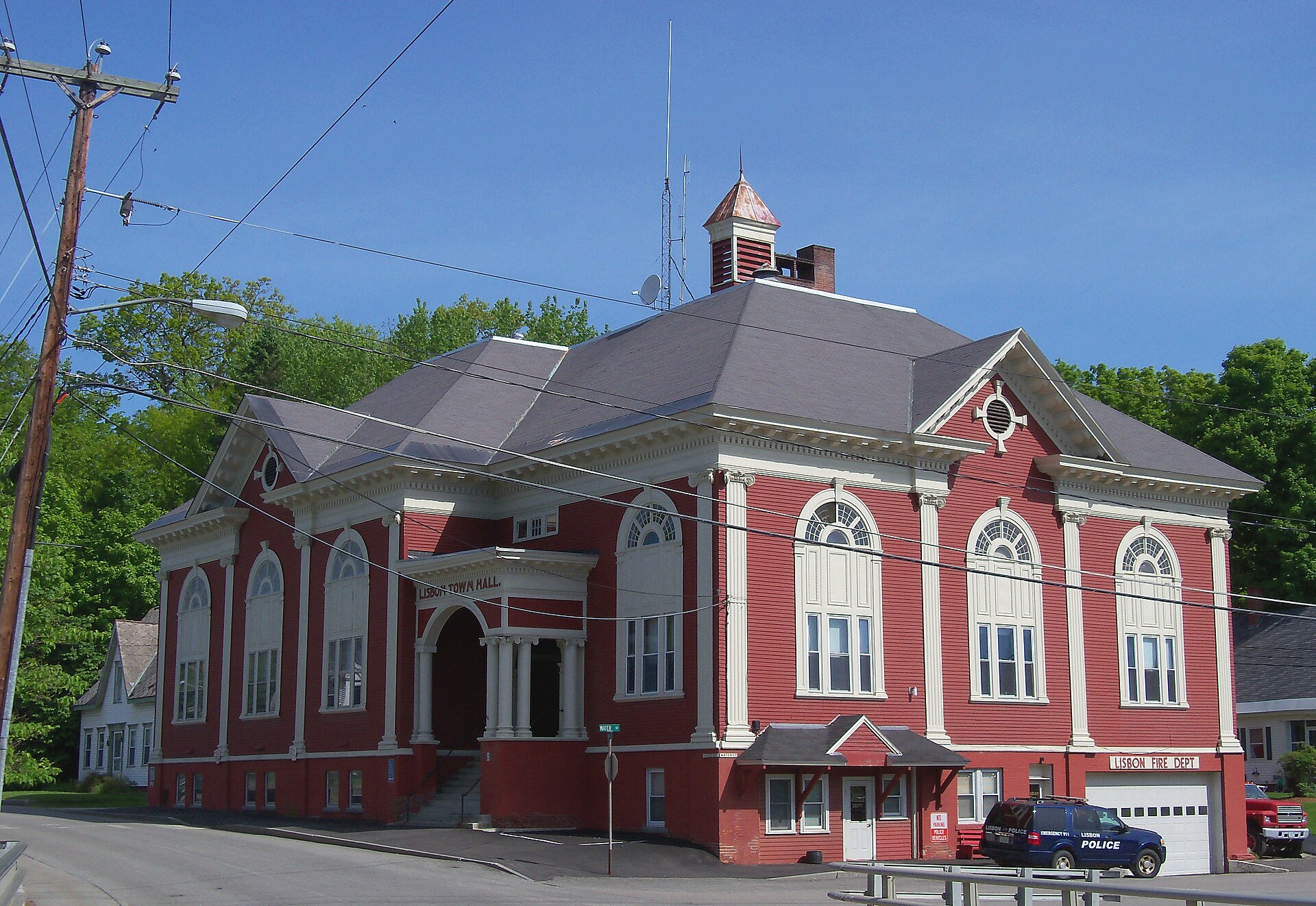 The red-brick Lisbon Town Hall building in New Hampshire.